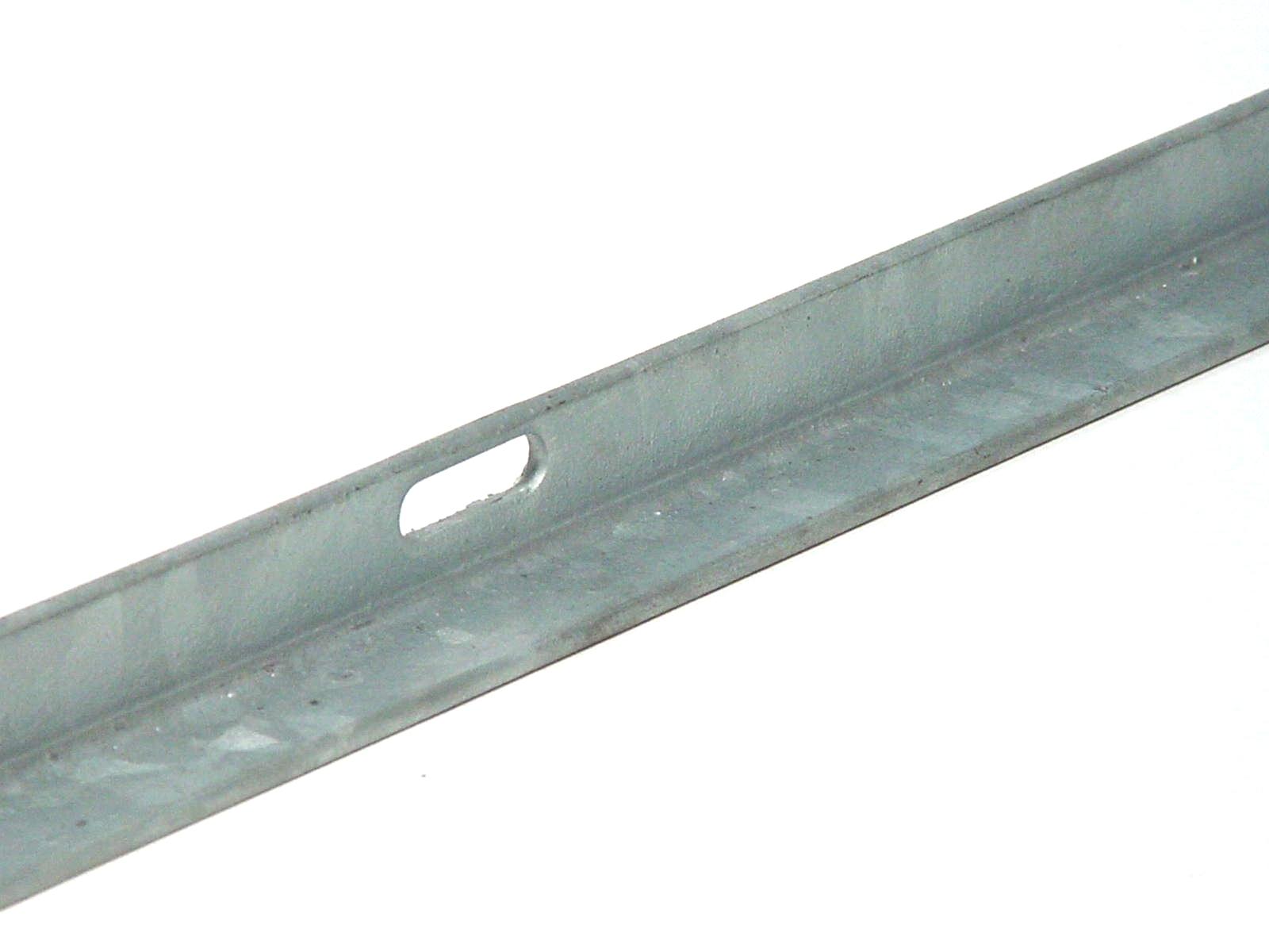 Mtr. Gegalvaniseerde hoeklijn 20x20x3 met sleuf lengte 3 meter